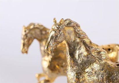 null Paire de sujets en métal doré représentant des chevaux au galot, le dos percé...
