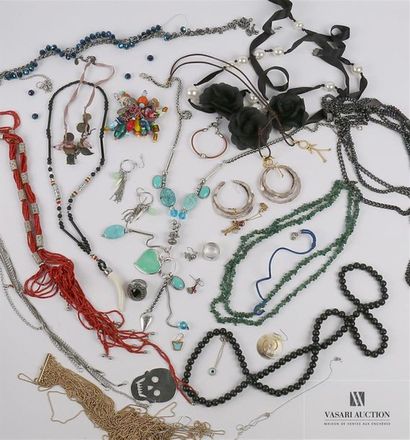 null Un lot de bijoux fantaisie dont bague, bracelets, colliers divers
En l'état
