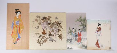 null JAPON 
Lot comprenant trois peinture sur soie marouflée représentant des Geishas...