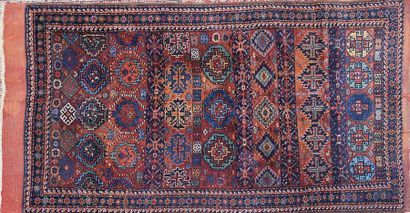 null AFGHANISTAN - TURKMENISTAN
Tapis en laine à décor de motifs géométriques sur...