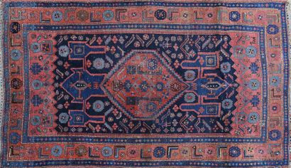 null IRAN - KURDE
Tapis en laine à décor d'un médaillon hexagonal inscrit dans un...
