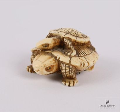 JAPON Netsuké en ivoire figurant deux tortues...