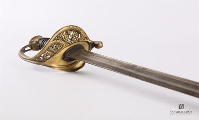 null Sabre d'officier modèle 1855, monture laiton ciselé à une branche, fusée bois...