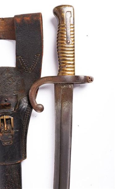 null Sabre-baïonnette CHASSEPOT modèle 1866, lame yatagan de 57,5 cm marquée sur...