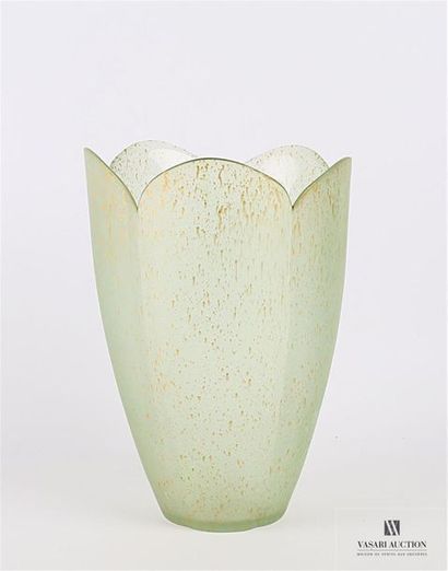 null Vase en verre givré teinté vert anis tacheté or, la panse simulant une tulipe.
XXème...