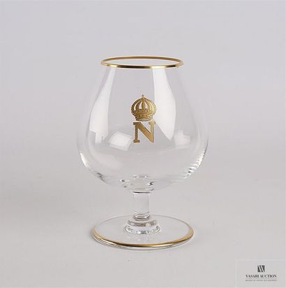 null SAINT LOUIS
Trois verres à cognac en cristal, le pied et le gobelet ourlés d'un...