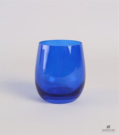 null Six gobelets à eau en verre bleu
Haut. : 9,5 cm - Diam. : 7 cm
