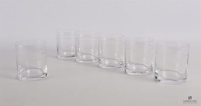null Suite de six verres à wisky en verre gravés d'un double filet
(égrenures à deux...