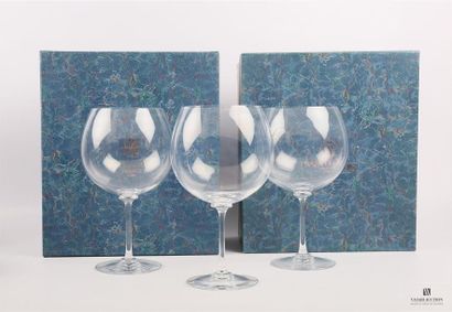 null SAINT LOUIS
Suite de trois verres à dégustation en cristal posant sur un pied...