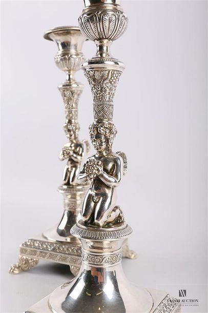 null Paire de flambeaux en argent (1819-1838) posant sur une base carrée terminée...