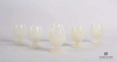 null Suite de six verres à liqueur en onyx blanc
Haut. : 6 cm
