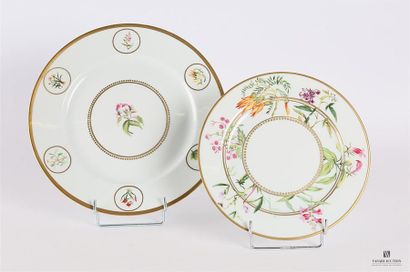 null LIMOGES - Alberto Pinto
Douze assiettes de table en porcelaine blanche, le bassin...