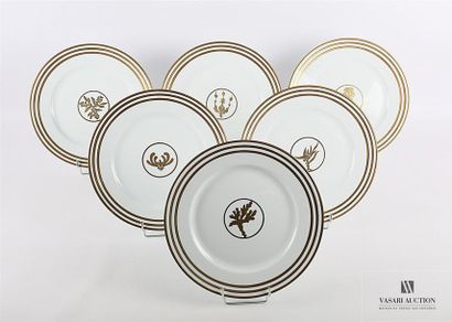 null LIMOGES - Alberto Pinto
Douze assiettes de table en porcelaine blanche, le bassin...