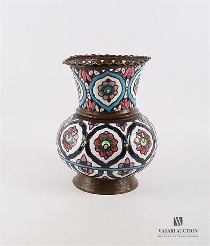 null Vase en cuivre de forme balustre à décor en émaux polychrome de fleurs stylisées...