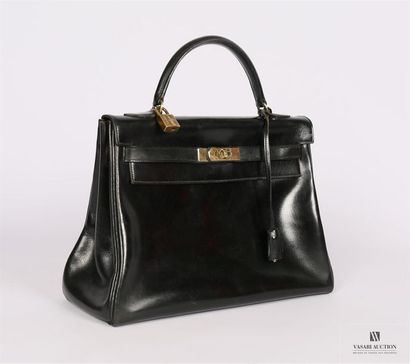 null HERMES
Sac Kelly en cuir noir avec son cadenas et ses deux clefs
(bon état)
Haut....