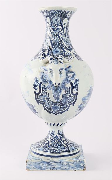 null DELFT
Vase de forme ovoïde sur piédouche en faïence en camaïeu bleu à décor...