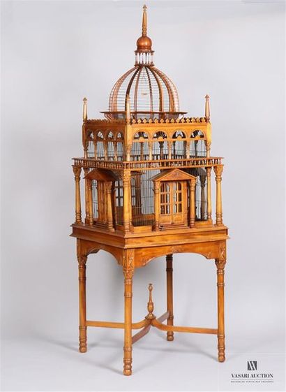 null Cage à oiseaux en bois naturel mouluré, sculpté et verni de forme architecturée,...