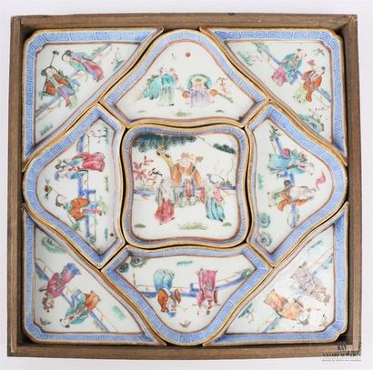 null CHINE
Plateau comprenant neuf pièces en porcelaine à décor en émaux polychrome...