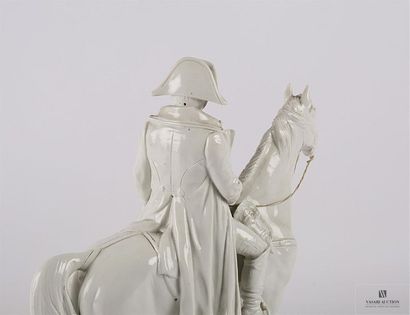 null ALLEMAGNE
Napoléon à cheval en porcelaine blanche vernissée
Marqué sur la terrasse
(accident...