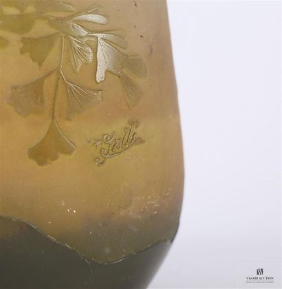 null GALLÉ Emile (1846-1904)
Vase de forme tronconique à col reserré en verre multicouche...