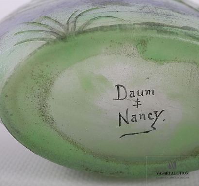 null DAUM NANCY
Vase méplat sur section oblongue en verre double. Le décor lacustre...