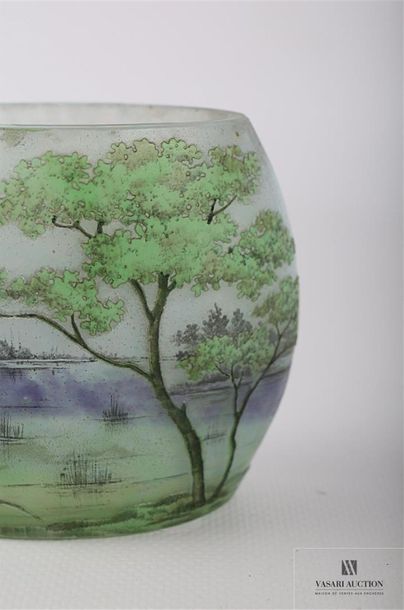 null DAUM NANCY
Vase méplat sur section oblongue en verre double. Le décor lacustre...