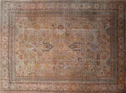 null NORD IRAN - TABRIZ
Important tapis en laine à décor de rinceaux fleuris et feuillagés...