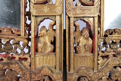null CHINE 
Paire de miroirs d'appliques en bois naturel sculpté, peint et doré en...