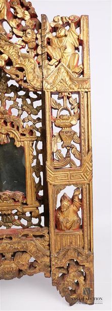 null CHINE 
Paire de miroirs d'appliques en bois naturel sculpté, peint et doré en...