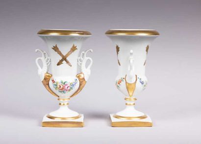 null PARIS
Paire de vases Médicis en porcelaine, à décor polychrome et rehauts d'or,...
