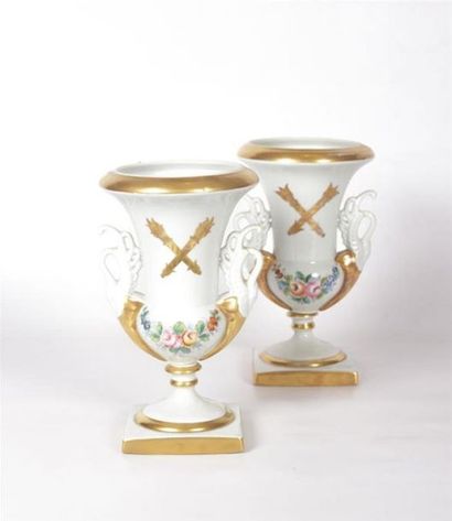 null PARIS
Paire de vases Médicis en porcelaine, à décor polychrome et rehauts d'or,...