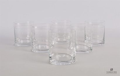 null Suite de six verres à wisky en verre gravés d'un double filet
(égrenures à deux...