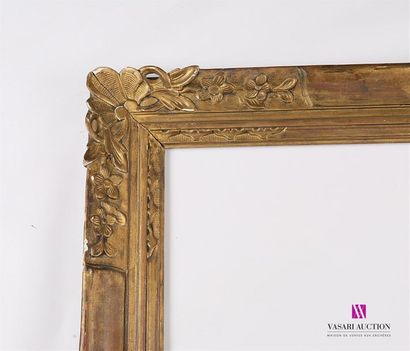 null Cadre en bois mouluré, sculpté et doré à décor de style Louis XIV de réserves...