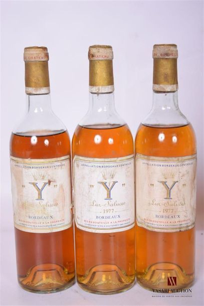null 3 Blles	"Y" d'Yquem	Bordeaux Sup.	1977
	Et. fanées et tachées. N : 2 mi épaule,...