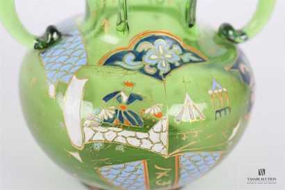 null GALLE Emile (1846-1904)
Vase en verre soufflé teinté vert à décor émaillé polychrome...