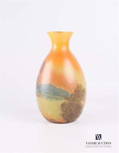 null LEGRAS
Vase de forme ovoïde à col reserré en verre multicouches à décor dégagé...