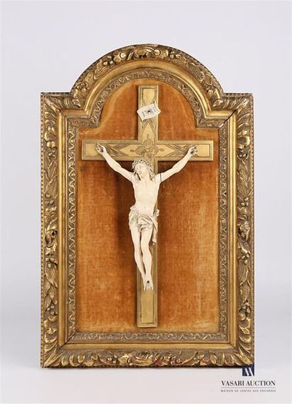 null SOUILLARD Félix Martial attribué à 
Crucifix en ivoire et bois doré inscrit...