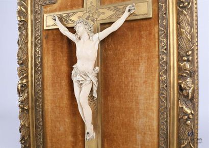 null SOUILLARD Félix Martial attribué à 
Crucifix en ivoire et bois doré inscrit...