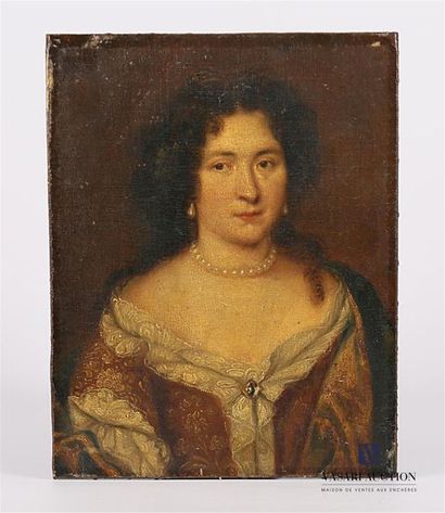 null Ecole française du XIXème 
Portrait de jeune femme au collier de perles
Huile...