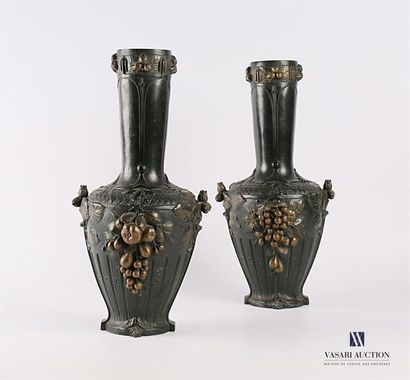 null GUENARDEAU
Paire de vases en régule patiné vert et rehaussé or de forme balustre...