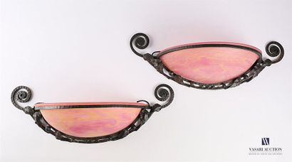 null SCHNEIDER Charles (1881-1953)
Paire d'applique en demi-coupole en pâte de verre...