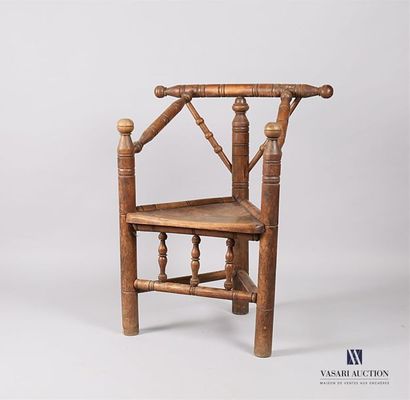 null Suite de quatre fauteuils en bois tourné, le dossier en T, l'assise de forme...