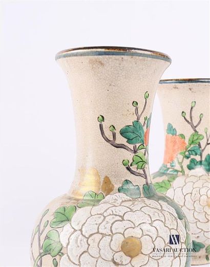 null CHINE 
Paire de vases faïence craquelé de forme balustre à décor polychrome...