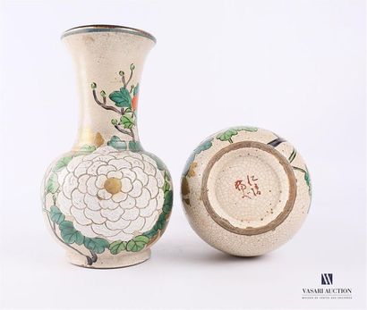 null CHINE 
Paire de vases faïence craquelé de forme balustre à décor polychrome...
