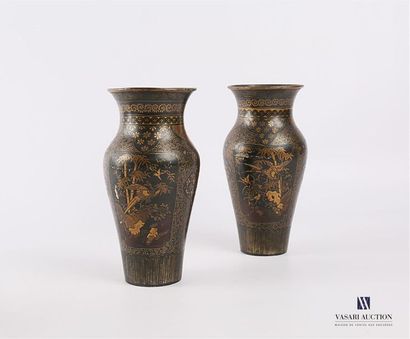 null JAPON
Paire de vases en métal de forme balustre à décor émaillé or et brun de...