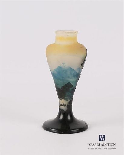 null GALLE Emile (1846-1904)
Vase en verre multicouche à décor d'un paysage arboré...