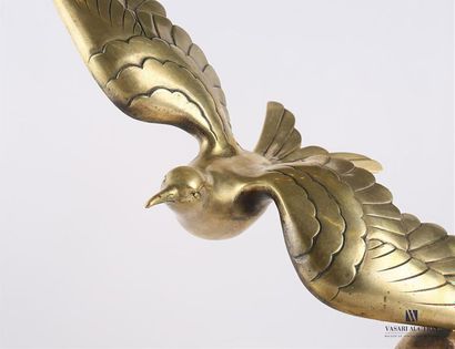 null BRAULT (XXème siècle)
Mouette volant au-dessus d'une vague
Sculpture en bronze...