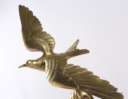 null BRAULT (XXème siècle)
Mouette volant au-dessus d'une vague
Sculpture en bronze...