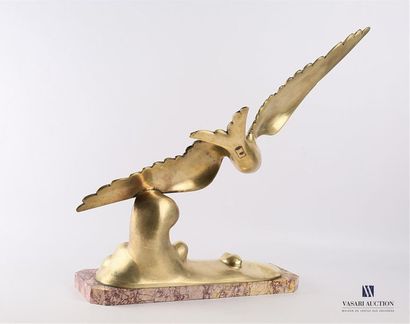 null BRAULT (XXème siècle)
Mouette volant au-dessus d'une vague
Sculpture en bronze...