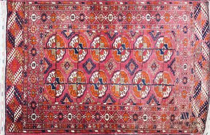 null BOUKHARA - TEKE (?)
Tapis en laine à décor de douze güls sur fond rouge
Asie...